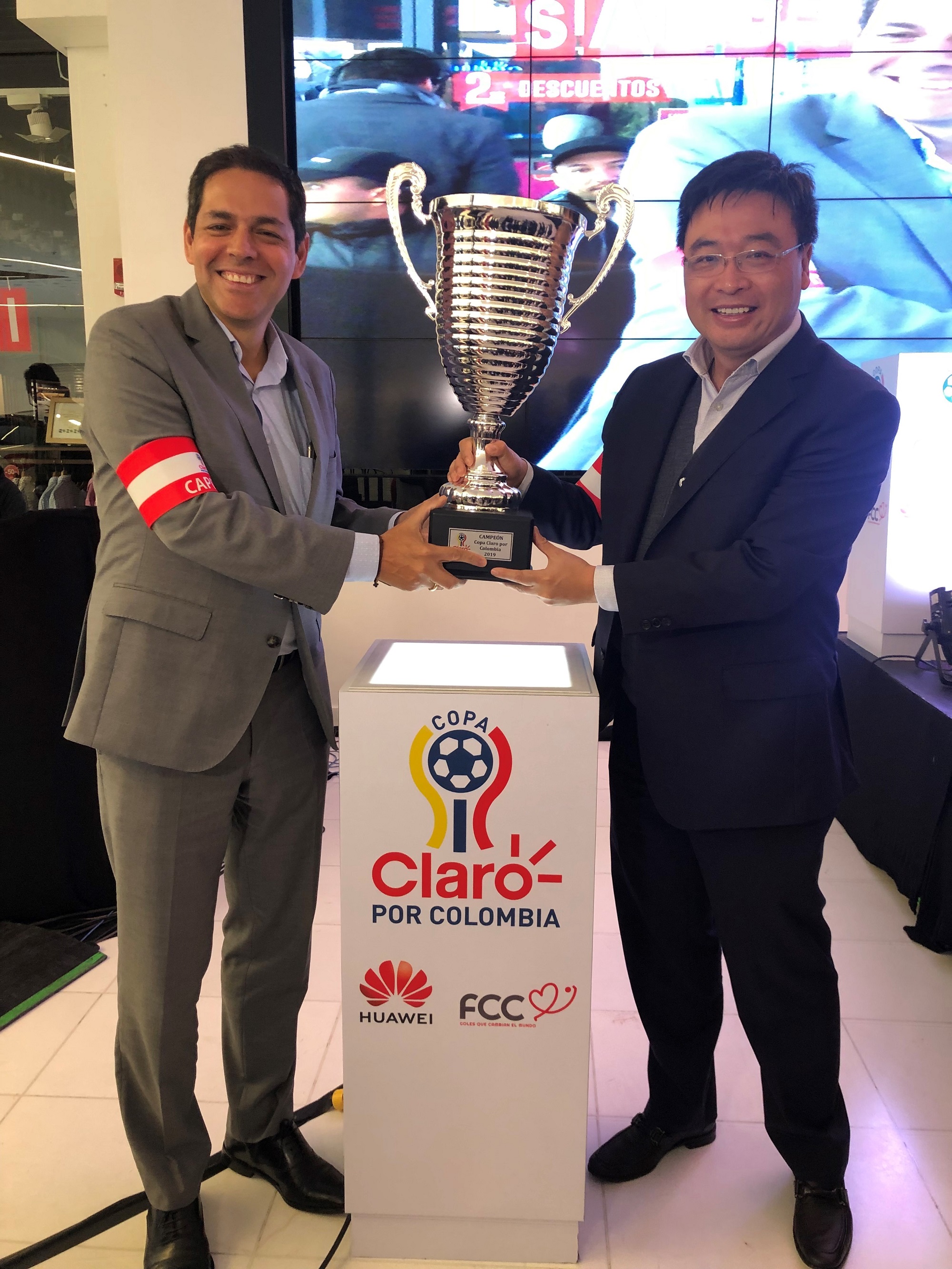 Carlos Zenteno, Presidente Claro Colombia y Quin Hua, Presidente Huawei Colombia.